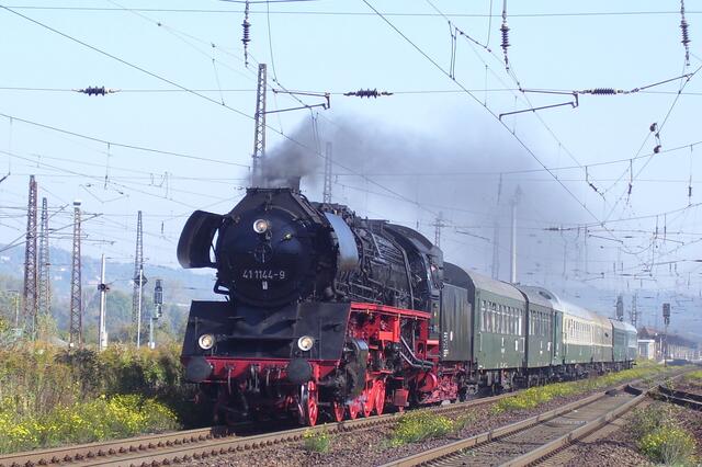 41 1144-9 Durchfahrt im Bhf Naumburg/Saale Hbf