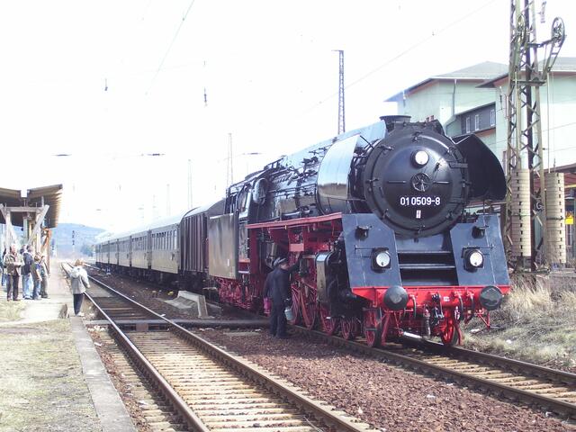 01 0509-8 Halt im Bhf Naumburg/Saale Hbf