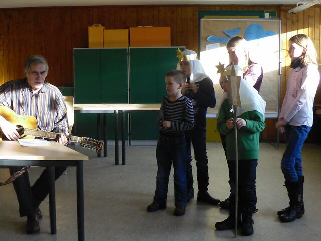 . . . üben im Gemeindesaal