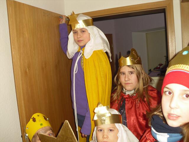 v.li. die Sternsinger Felix, oben Hannah, Simon, Sabrina und Maja . . .