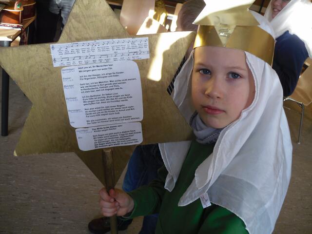 Simon,mit seinen Texten auf der Rückseite des Sterns . . .