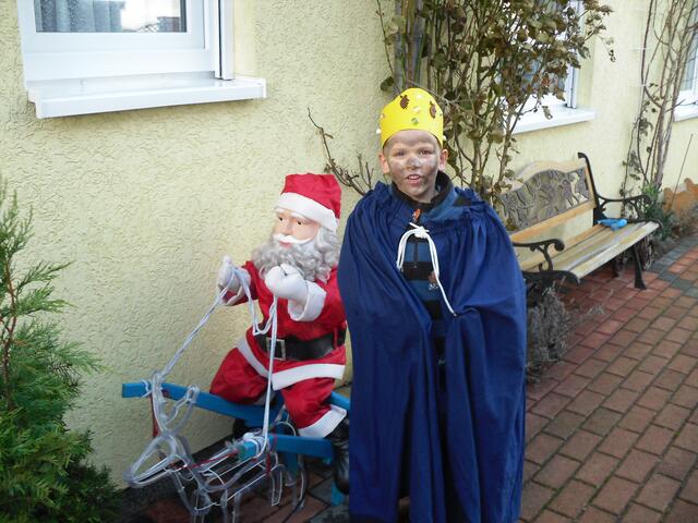 . . . Felix ( Melchior) erwischt draußen den Weihnachtsmann auf dem Schlitten mit seinem Rentier "Rudolf" . . .