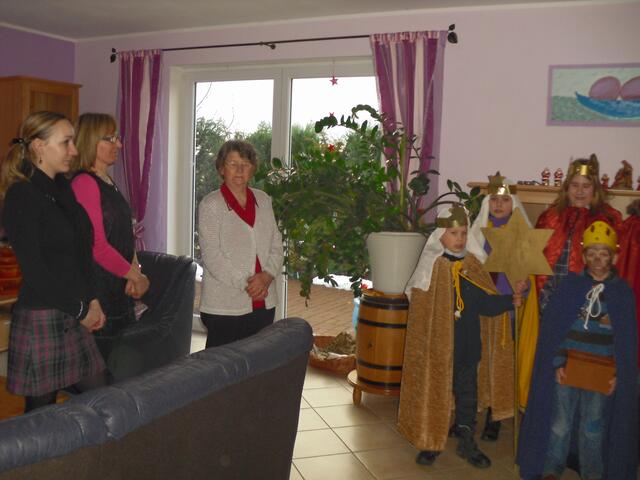 in der Wohnung , mit den Sternsingern . . .