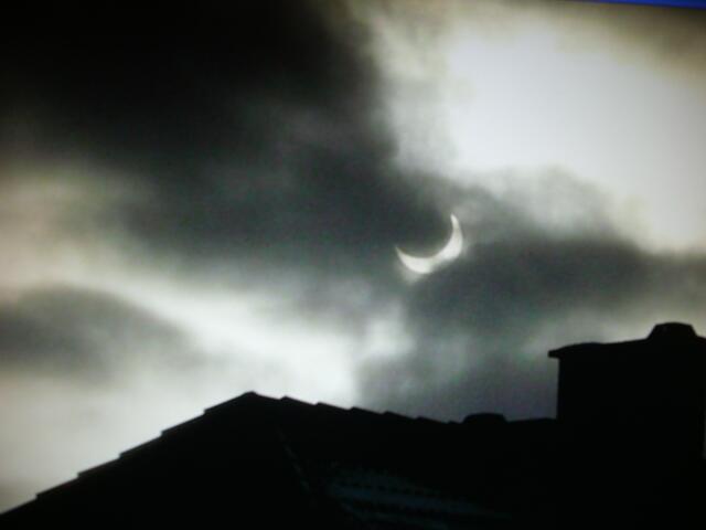 . . . und weiter geht' s während d. patiellen Sonnenfinsternis am 04.01.11, das Foto machte Martin Reiß