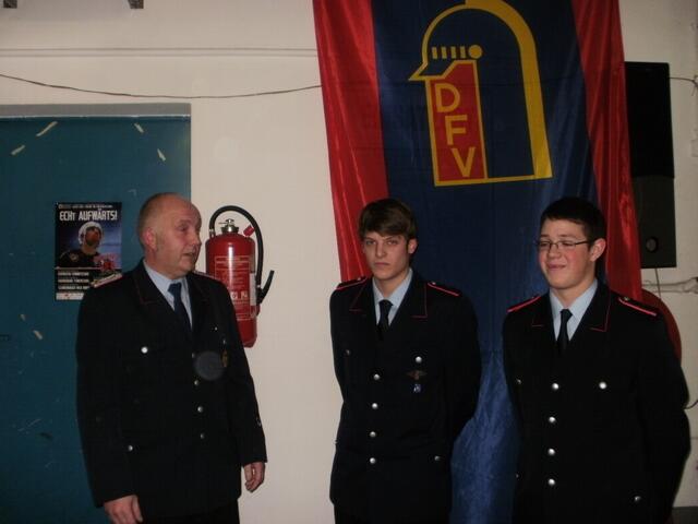 Ortsbrandmeister Gerd Siebenthaler (links) stellt der Versammlung die aus der Jugendfeuerwehr übernommenen Kameraden Mike Gebhardt (mitte) und Sebastian Stach (rechts) vor.