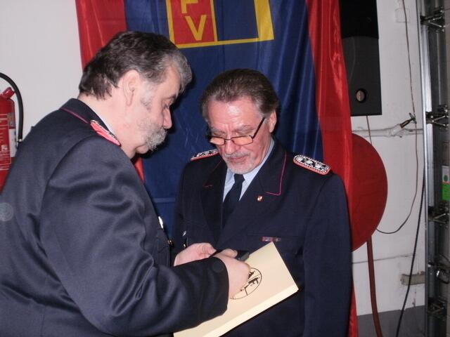 Brandabschnitzleiter Rudolf Bennecke (links) ehrt Dieter Spehn