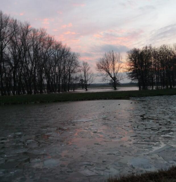 ... nur noch der Weg trennt Kanal und Wiesen