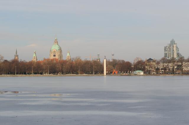 Maschsee mit Blick auf das Nordufer, im Hintergrund das Neue Rathaus.