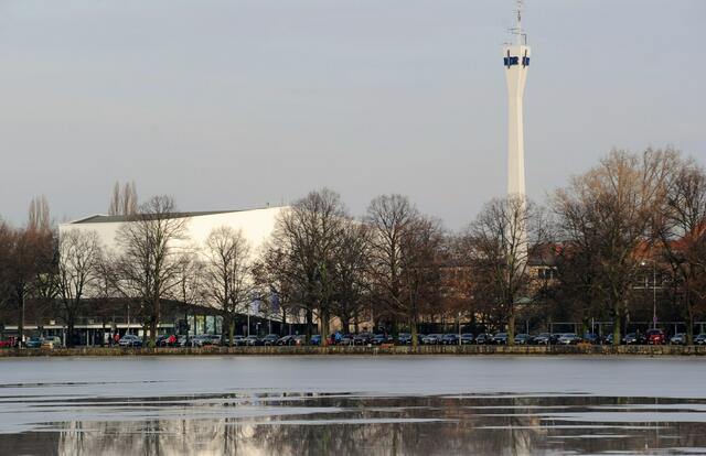 Viele geparkte Autos am Rudolf-von- Bennigsen Ufer.