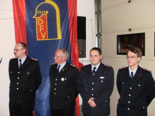 die Beförderten (von links nach rechts): Tim Dappers - Hauptfeuerwehrmann, Dirk Meier - 1. Hauptfeuerwehrmann, Karsten Meier - Oberfeuerwehrmann, Alexander Tolkemit - Hauptfeuerwehrmann
