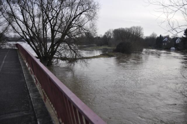 Die Brücke hinter dem Schützenhaus kann man zwar trockenem Fußes queren, aber danach steht man in der Leine.