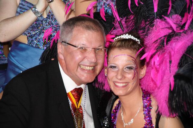 Kolla-Spielleiter Herbert Lenz mit Prinzessin Christine IV.
