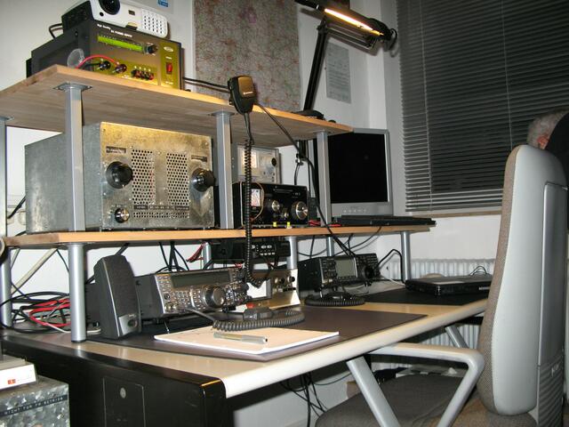 Ansicht Funkplatz (Klubstation DK0AU) - Geräte für Kurzwelle und UKW etc.