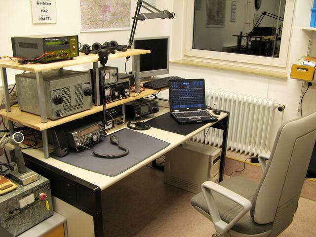 Ansicht Funkplatz (Klubstation DK0AU) - Geräte für Kurzwelle und UKW etc.