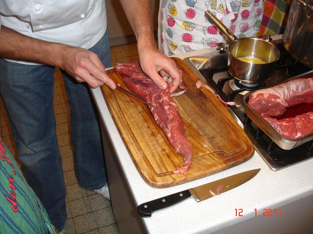 Das Kalbsfilet wird fachmänsch bearbeitet