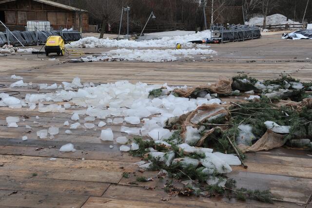 Nur noch Eisbrocken sind übrig.