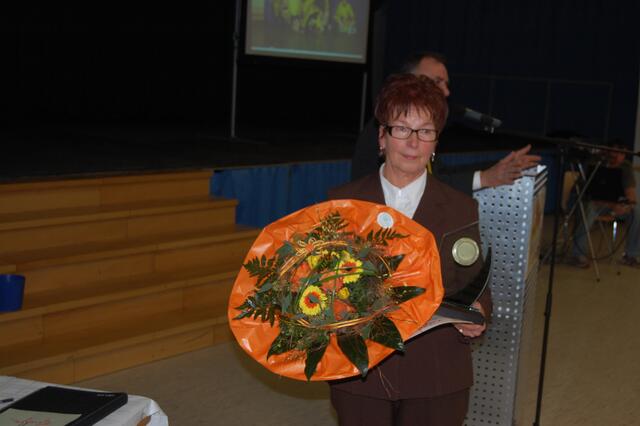 Gertrud Denkel erhält Blumen und nimmt die Ehrung für ihren kranken Mann entgegen