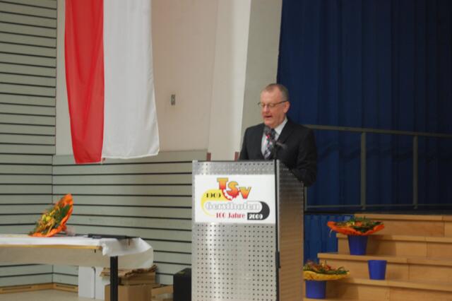 Bürgermeister Jürgen Schantin spornt die Sportler an