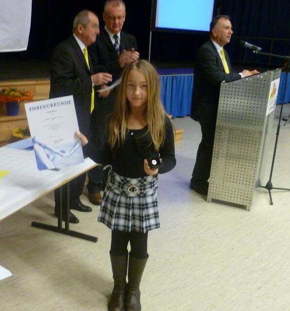 Klein, aber oho: Sarah Breca, schw. Meisterin im Turnen  AK9