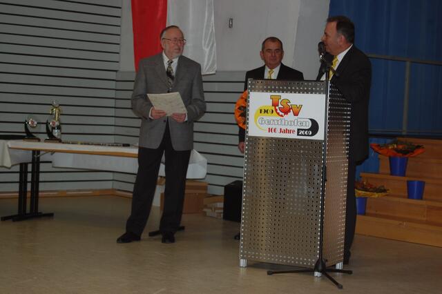 Burghard Hlauschek (links) wird geehrt