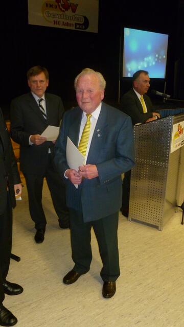 Vereinsschriftführer Manfred Langer freut sich über seine Ehrung