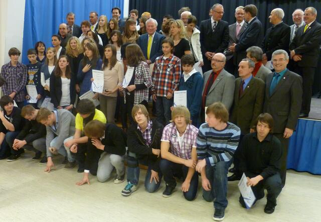 Alle geehrten Mitglieder auf einen Blick - einige untersuchen den Boden....