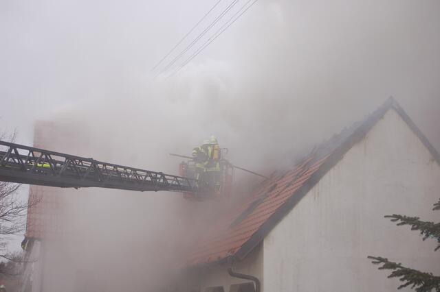 Nur mit Atemschutzmasken konnten die Feuerwehrler aus Wertingen den Brand bekämpfen der zuerst im Dachstuhl der Garage ausbrach