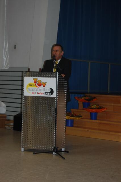 Karl-Heinz Wagner begrüßt die Gäste