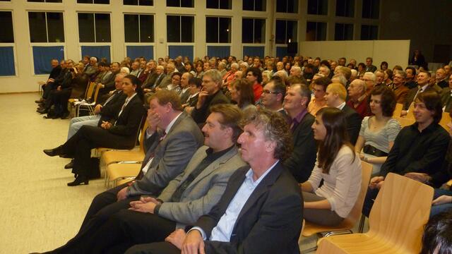 Aufmerksame Zuhörer: Helmut Gieber (vorne), daneben Reinhold Dempf