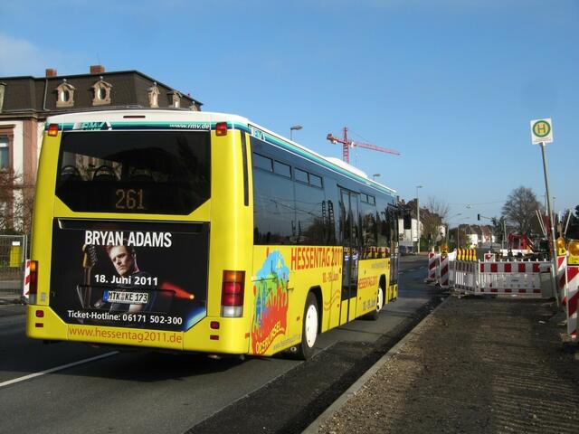 Hessentagsbus vor der Oberurseler Bahnhofsbaustelle