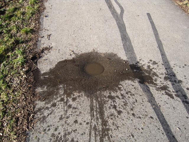 Erstaunlich, diese Absenkung im Radweg. Und: Wo kommt das Wasser her?