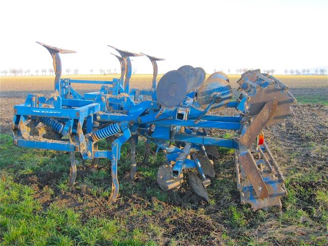 Ein Pflug, der am Feld auf den nächsten Einsatz wartet