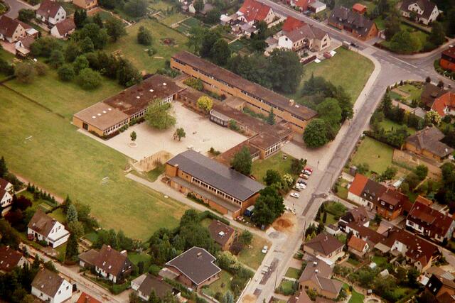 Das Schulgebäude an der Straße "Hinter der Kippe". Foto: Helmut Kuzina