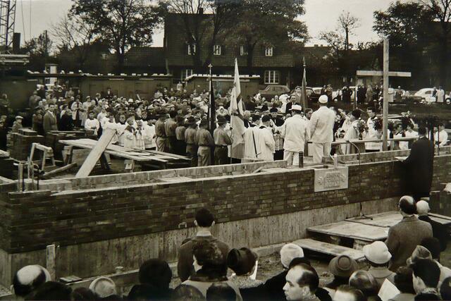 Zur Grundsteinlegung am 29. Oktober 1961 hatten sich viele Gemeindemitglieder auf dem Bauplatz an der Broistedter Straße versammelt.