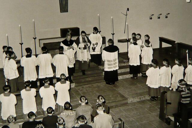 Am 17. November 1962 segnete Generalvikar Adalbert Sendker (Foto) den Kirchenbau, und am 23. Dezember 1962 erfolgte dann die feierliche Einweihung durch Weihbischof Heinrich Pachowiak.