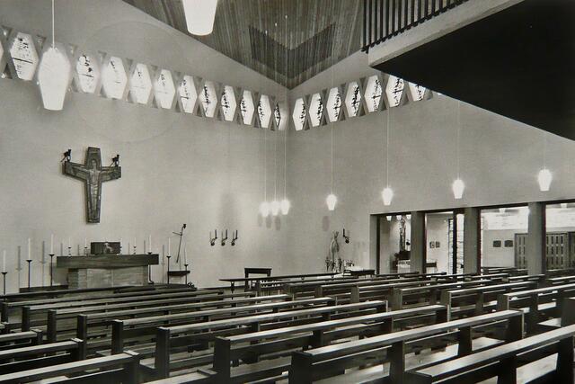 Im Oktober 1962 war die Kirche fertig geworden, doch sie konnte noch nicht geweiht werden, weil die Bischöfe des Bistums Hildesheim in Rom am Zweiten Vatikanischen Konzil teilnahmen.