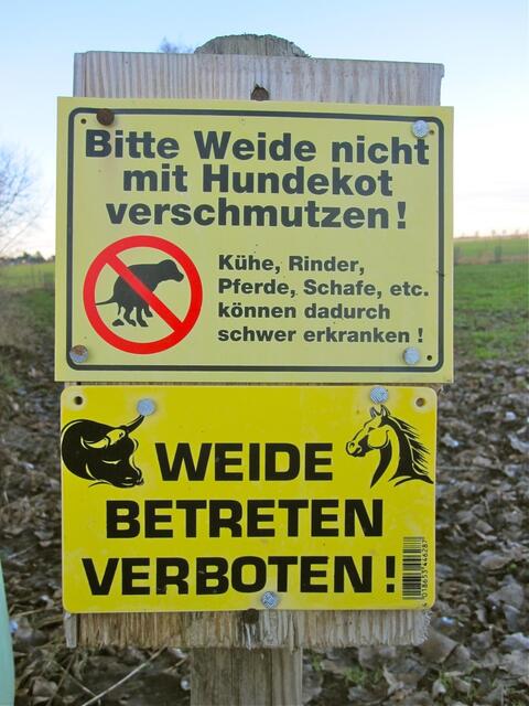 Das obere Schild ist ganz wichtig - auch für Ziegen!