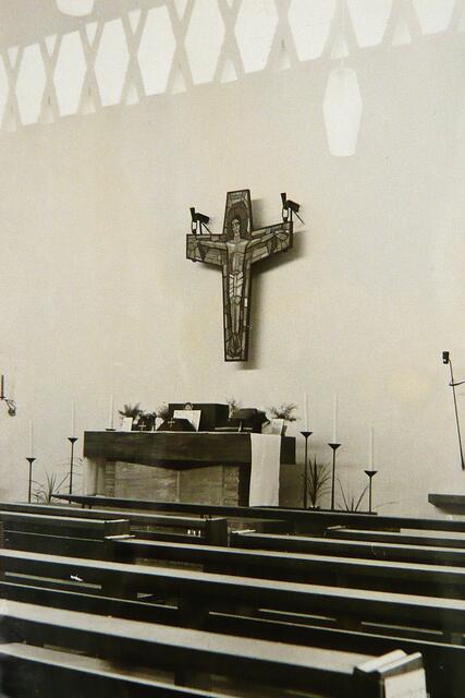 Am 18. November 1962 feierte die Gemeinde ihren ersten Gottesdienst im Neubau.