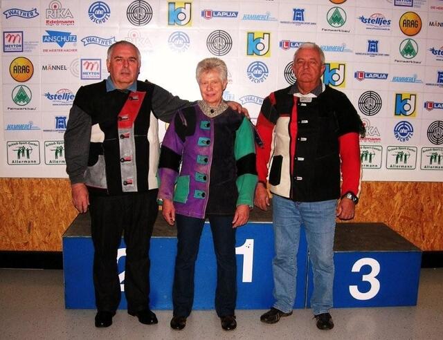 Mehrfache Landesmeister im Auflageschießen, Heinz Schuler, Erika und Werner Dorn (von links)