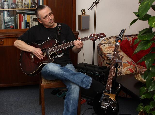 Manchmal greif ich zur Gitarre | Foto: Frank Teichert