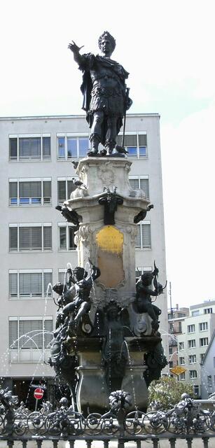 Augsburg Rathausplatz mit Augustusstatue