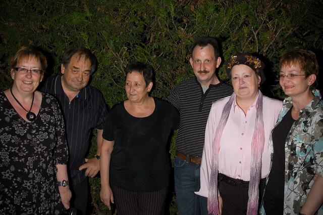 von links nach rechts: Ruth (Fotografie,Malerei, Gedichte), Hans-Hubert (Programmierung), Doris (Fotografie, Malerei,Marionettenbau ), Thomas (Malerei, Modellbau), Evelyn (Malerei, Töpferei, Lyrik), Jeanne (Fotografie)