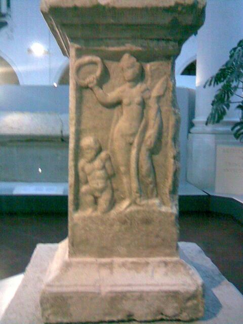 Seitenansicht der Augsburger Siegessäule (Röm. Museum)