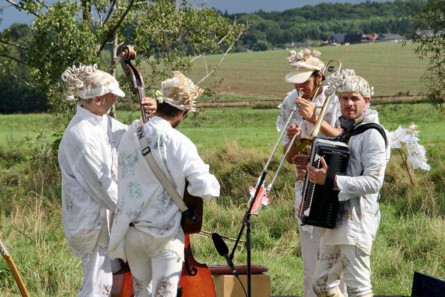 Das Orchester stimmt die Instrumente