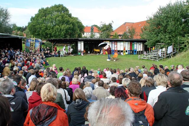 "Klappstühlchen-Versammlung" an der nächsten "Bühne"