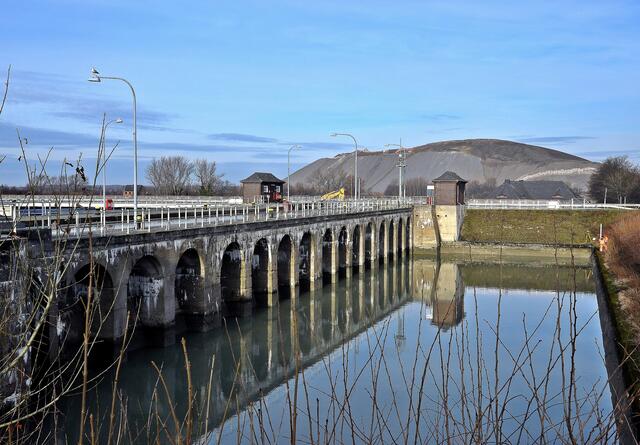 Links die Außenmauer der alten Schleusenkammer