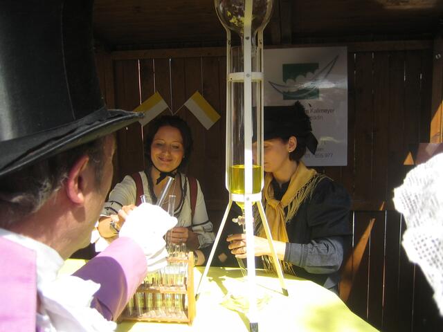 Der Apotheker mixt ein spezielles Elixier.