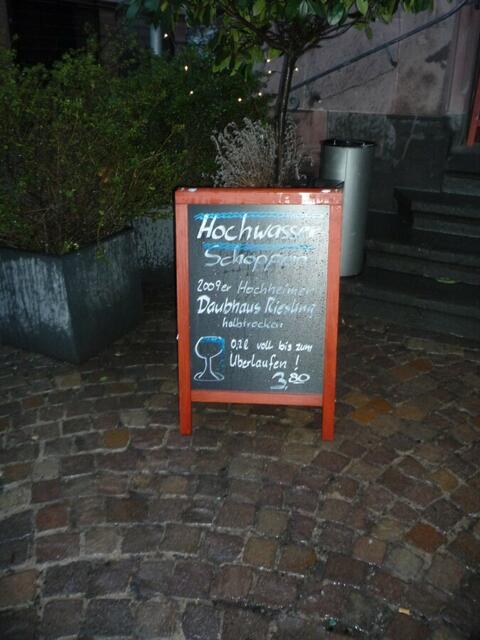 Gleich kann man auch einen Hochwasserschoppen am Rathaus trinken.