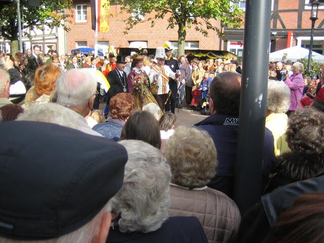 Der Bürgermeister empfängt Majestät auf dem Marktplatz.