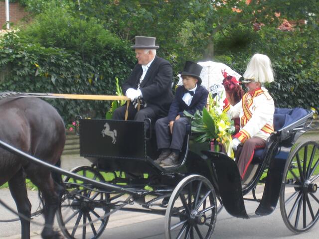 Standesgemäß in der Kutsche.